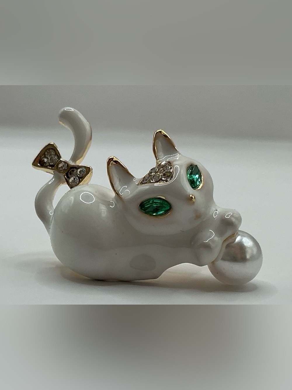 SMALL WHITE PLAYING CAT BROOCH FAUX PEARL AND GREEN RHINESTONE EYE ACCENTS NWOT